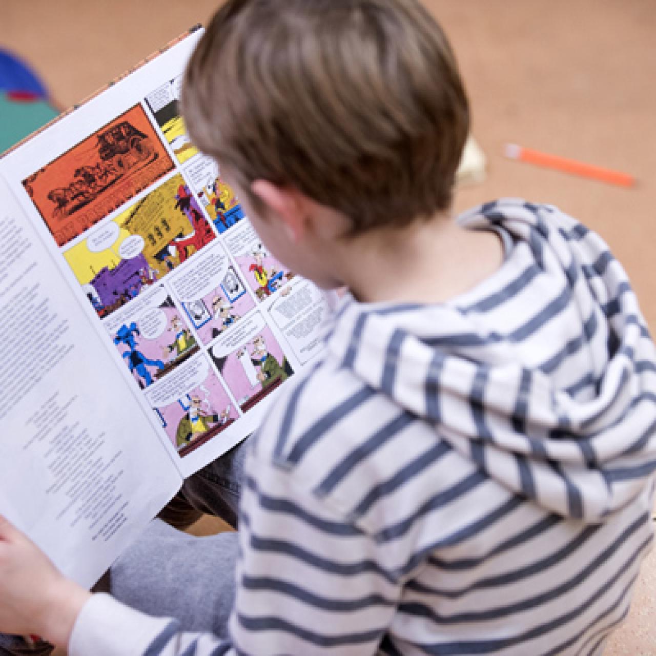 Schüler in der Bücherei